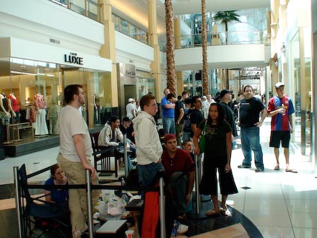 Hundreds of people lined up to buy an iPhone 3g at every store