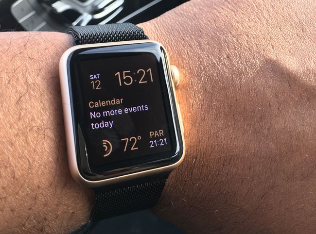 Rose gold apple watch 2025 with black milanese band